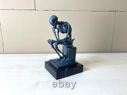 Sculpture Penseur squelette coloré en bronze sur un marbre noir D'aprés Milo