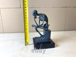 Sculpture Penseur squelette coloré en bronze sur un marbre noir D'aprés Milo