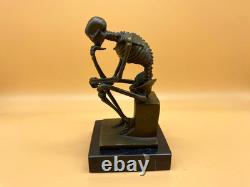 Sculpture Penseur squelette en bronze sur socle en marbre noir D'aprés Milo