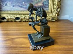 Sculpture Penseur squelette en bronze sur socle en marbre noir D'aprés Milo