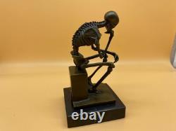 Sculpture Penseur squelette en bronze sur socle en marbre noir D'aprés Milo