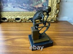 Sculpture Penseur squelette en bronze sur socle en marbre noir D'aprés Milo