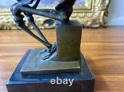 Sculpture Penseur squelette en bronze sur socle en marbre noir D'aprés Milo