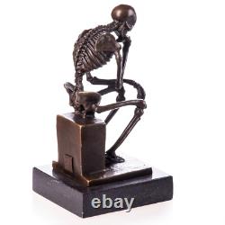 Sculpture Penseur squelette en bronze sur un socle en marbre noir D'aprés Milo