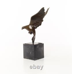 Sculpture Pigeon en Vol en bronze sur un marbre noir d'après COENRAAD