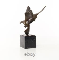 Sculpture Pigeon en Vol en bronze sur un marbre noir d'après COENRAAD