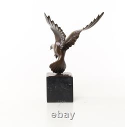 Sculpture Pigeon en Vol en bronze sur un marbre noir d'après COENRAAD