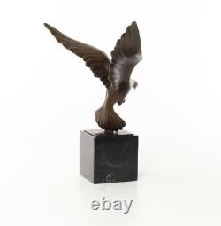 Sculpture Pigeon en Vol en bronze sur un marbre noir d'après COENRAAD