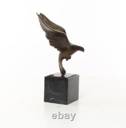 Sculpture Pigeon en Vol en bronze sur un marbre noir d'après COENRAAD