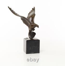 Sculpture Pigeon en Vol en bronze sur un marbre noir d'après COENRAAD