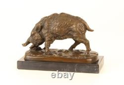 Sculpture Sanglier en bronze sur un socle en marbre d'après Pierre Jules Mêne