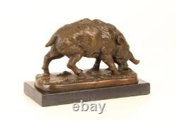 Sculpture Sanglier en bronze sur un socle en marbre d'après Pierre Jules Mêne