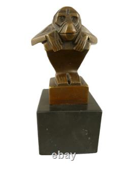 Sculpture Signe moderne en bronze sur un socle en marbre noir d'après C. Brau