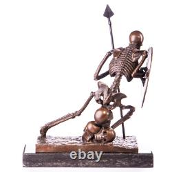 Sculpture Squelette bronze avec lance et bouclier sur un marbre Daprès Milo