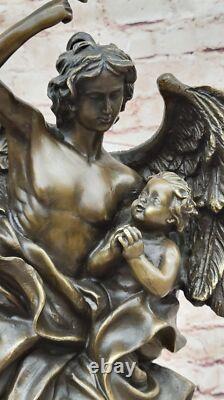 Sculpture Statue En Bronze Marbré D'Un Grand Ange Musclé Signé Avec Un Enfant