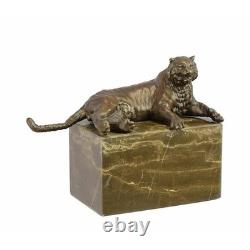 Sculpture Tigre couché en bronze sur un socle en marbre noir d'après Milo