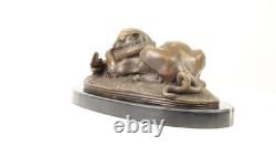 Sculpture Tigre dévorant un Gavial du Gang sur un socle en marbre d'après Barye