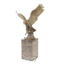 Sculpture aigle avec poisson en bronze sur un marbre noir d'après Milo