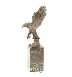 Sculpture aigle avec poisson en bronze sur un marbre noir d'après Milo