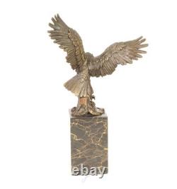 Sculpture aigle avec poisson en bronze sur un marbre noir d'après Milo