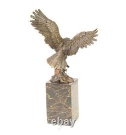 Sculpture aigle avec poisson en bronze sur un marbre noir d'après Milo