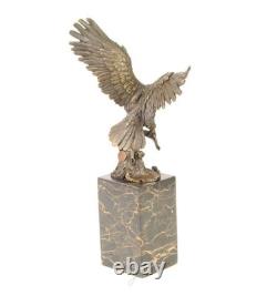 Sculpture aigle avec poisson en bronze sur un marbre noir d'après Milo