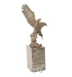 Sculpture aigle avec poisson en bronze sur un marbre noir d'après Milo