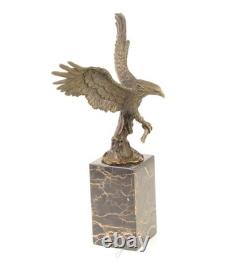 Sculpture aigle avec poisson en bronze sur un marbre noir d'après Milo
