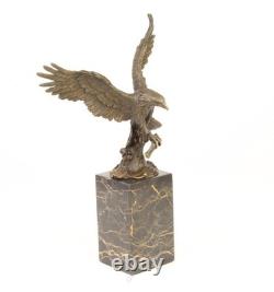 Sculpture aigle avec poisson en bronze sur un marbre noir d'après Milo