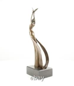 Sculpture bronze Femme libérer l'Oiseau sur un socle en marbre d'après Antonitte