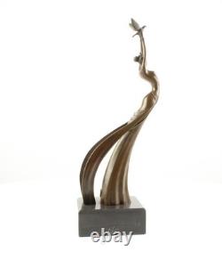 Sculpture bronze Femme libérer l'Oiseau sur un socle en marbre d'après Antonitte