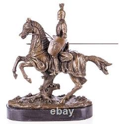 Sculpture chevalier à cheval en bronze sur un marbre noir d'après Kamiko