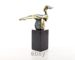Sculpture coloré Femme en bronze sur un socle en marbre noir d'après Nick