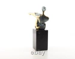 Sculpture coloré Femme en bronze sur un socle en marbre noir d'après Nick