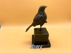 Sculpture d'oiseau en bronze Sur un socle en marbre noir D'après Milo