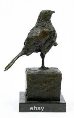 Sculpture d'oiseau en bronze Sur un socle en marbre noir D'après Milo