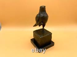 Sculpture d'oiseau en bronze Sur un socle en marbre noir D'après Milo