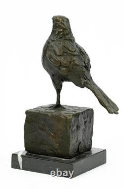 Sculpture d'oiseau en bronze Sur un socle en marbre noir D'après Milo