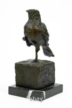 Sculpture d'oiseau en bronze Sur un socle en marbre noir D'après Milo