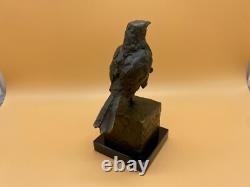 Sculpture d'oiseau en bronze Sur un socle en marbre noir D'après Milo