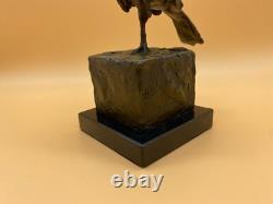 Sculpture d'oiseau en bronze Sur un socle en marbre noir D'après Milo