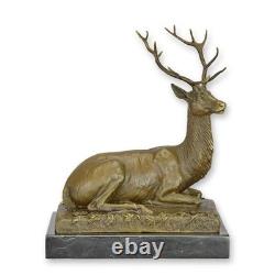 Sculpture d'un Cerf couché en bronze sur un socle en marbre noir d'après Milo