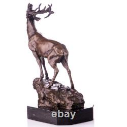 Sculpture d'un Cerf en bronze sur un socle en marbre noir d'après Milo
