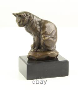 Sculpture d'un Chat Assis en bronze sur un marbre noir d'après Barye