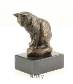 Sculpture d'un Chat Assis en bronze sur un marbre noir d'après Barye