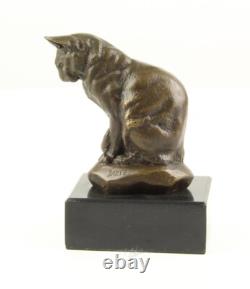 Sculpture d'un Chat Assis en bronze sur un marbre noir d'après Barye