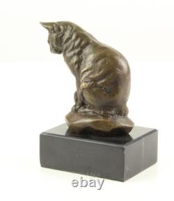 Sculpture d'un Chat Assis en bronze sur un marbre noir d'après Barye