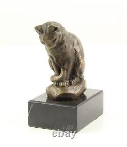 Sculpture d'un Chat Assis en bronze sur un marbre noir d'après Barye