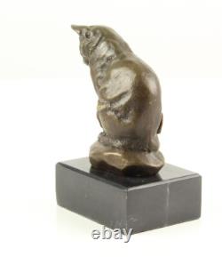 Sculpture d'un Chat Assis en bronze sur un marbre noir d'après Barye