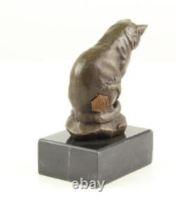 Sculpture d'un Chat Assis en bronze sur un marbre noir d'après Barye